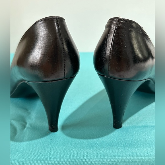 * Chanel Black Leather Pumps Size 6. Gorgeous! - Picture 4 of 10